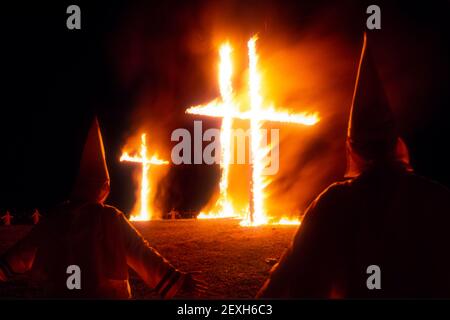 Stone Mountain, GA, USA. Januar 2019, 10th. Nächtliche Kreuzbrennzeremonie mit Dutzenden von Kapuzenmitgliedern von Ku Klux Klan Mitgliedern aus dem ganzen südlichen c. 1987 (Bild: © Robin RayneZUMA Wire) Stockfoto