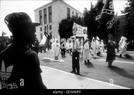 Gainesville, GA, USA. Januar 2019, 10th. Ein ortsansässiger Bewohner beobachtet als Mitglied der Waco, Texas Ritter des Ku Klux Klan marschieren durch die Innenstadt zu einem Anti-Bürgerrechtsprotest. Ca. 1987 (Bild: © Robin RayneZUMA Wire) Stockfoto