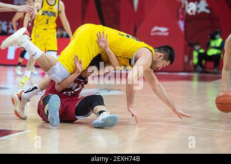 Peking, Chinas Provinz Zhejiang. März 2021, 4th. Zhong Cheng (Spitze) von Jilin Northeast Tigers tritt gegen Wang Yibo von Zhejiang Golden Bulls während der 41st Runde Spiel zwischen Jilin Northeast Tigers und Zhejiang Golden Bulls in der Saison 2020-2021 der Chinese Basketball Association (CBA) Liga in Zhuji, Ost-China Zhejiang Provinz, 4. März 2021. Quelle: Jiang Han/Xinhua/Alamy Live News Stockfoto