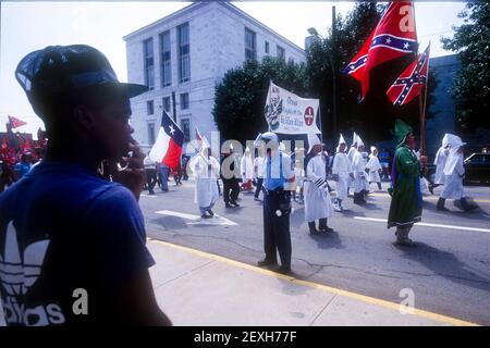 Gainesville, GA, USA. Januar 2019, 10th. Ein ortsansässiger Bewohner beobachtet als Mitglied der Waco, Texas Ritter des Ku Klux Klan marschieren durch die Innenstadt zu einem Anti-Bürgerrechtsprotest. Ca. 1987 (Bild: © Robin RayneZUMA Wire) Stockfoto