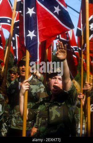 Gainesville, GA, USA. Januar 2019, 10th. Weiße supremacist im militärischen Stil Uniform in Ã“weiß powerÃ Gruß an White Patriot Party Kundgebung und märz c. 1986 (Bild: © Robin RayneZUMA Wire) Stockfoto