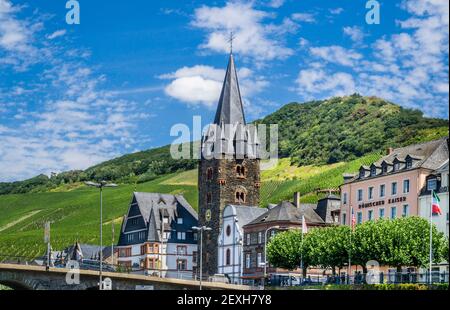 Der Glockenturm der Pfarrkirche St. Michael bildet einen markanten Teil der Silhouette von Bernkastel-Kues, einer Weinbaustadt am mittleren Mo Stockfoto