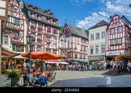 Fachwerkhäuser am mittelalterlichen Marktplatz von Bernkastel, Bernkastel-Kues, Mittelmosel, Rheinland-Pfalz, Deutschland Stockfoto