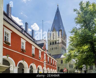 Das Rathaus von Soest und der mächtige romanische Turm von St. Patrokli, auch bekannt als "Westfälischer Turm", erbaut aus grünem Sandstein im mittelalterlichen W Stockfoto