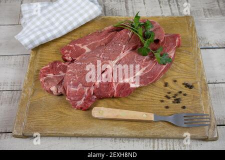 Rindersteak auf einem Brett Stockfoto