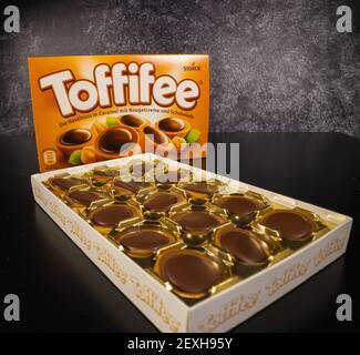 Toffifee - süße Karamellbonbons mit Schokolade - FRANKFURT, DEUTSCHLAND - 4. MÄRZ 2021 Stockfoto