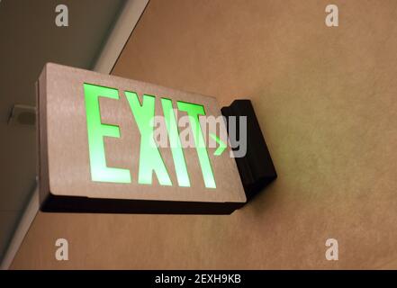 Wall Mounted Ausfahrt Zeichen zeigt Menschen Way Out öffentliche Gebäude Stockfoto