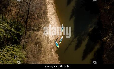 Eine Luftaufnahme von Menschen auf Stand-up Paddle Boards in Der Fluss Stockfoto