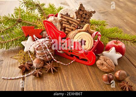 Kleiner Schlitten mit Keksen Stockfoto