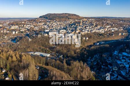 Annaberg Buchholz, Deutschland. März 2021, 01st. Blick auf die Bergstadt mit der dominanten St. Annenkirche. Geschlossene Geschäfte, verlassene Museen und Unternehmen auf Kurzarbeit, Corona lähmt das öffentliche Leben. Das verursacht auch für die Kommunen in Sachsen Probleme, die sich gut entwickelt haben. (Luftbild mit Drohne) Quelle: Jan Woitas/dpa-Zentralbild/dpa/Alamy Live News Stockfoto