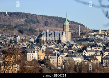 Annaberg Buchholz, Deutschland. März 2021, 01st. Das Stadtzentrum mit der dominanten St. Anna Kirche. Geschlossene Geschäfte, verlassene Museen und Unternehmen auf Kurzarbeit, Corona lähmt das öffentliche Leben. Das ist auch ein Problem für Kommunen in Sachsen, die es gut gemacht haben. Quelle: Jan Woitas/dpa-Zentralbild/dpa/Alamy Live News Stockfoto