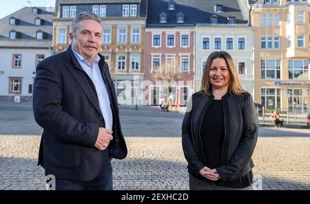 Annaberg Buchholz, Deutschland. März 2021, 01st. Bürgermeister Rolf Schmidt (Freie Wähler) und Schatzmeisterin Anke Hanzlik stehen auf dem Markt. Geschlossene Geschäfte, verlassene Museen und Unternehmen auf Kurzarbeit, Corona lähmt das öffentliche Leben. Das verursacht auch für die Kommunen in Sachsen Probleme, die sich gut entwickelt haben. Quelle: Jan Woitas/dpa-Zentralbild/dpa/Alamy Live News Stockfoto