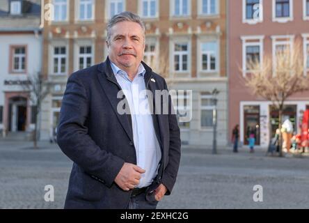 Annaberg Buchholz, Deutschland. März 2021, 01st. Rolf Schmidt (Freie Wähler), Bürgermeister der Stadt, steht auf dem Markt. Geschlossene Geschäfte, verlassene Museen und Unternehmen auf Kurzarbeit, Corona lähmt das öffentliche Leben. Das ist auch ein Problem für Kommunen in Sachsen, die es gut gemacht haben. Quelle: Jan Woitas/dpa-Zentralbild/dpa/Alamy Live News Stockfoto