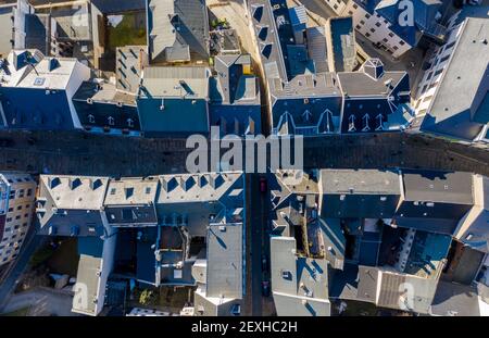Annaberg Buchholz, Deutschland. März 2021, 01st. Das dicht gebaute historische Stadtzentrum mit engen Gassen. Geschlossene Geschäfte, verlassene Museen und Unternehmen auf Kurzarbeit, Corona lähmt das öffentliche Leben. Das verursacht auch für die Kommunen in Sachsen Probleme, die sich gut entwickelt haben. (Luftaufnahme mit Drohne) Quelle: Jan Woitas/dpa-Zentralbild/dpa/Alamy Live News Stockfoto