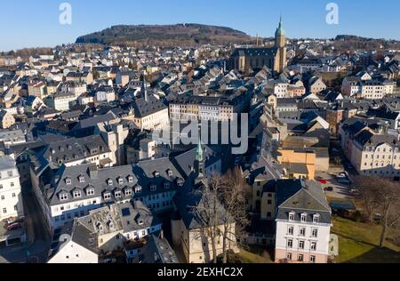 Annaberg Buchholz, Deutschland. März 2021, 01st. Das Stadtzentrum mit der dominanten St. Anna Kirche. Geschlossene Geschäfte, verlassene Museen und Unternehmen auf Kurzarbeit, Corona lähmt das öffentliche Leben. Das verursacht auch für die Kommunen in Sachsen Probleme, die sich gut entwickelt haben. (Luftbild mit Drohne) Quelle: Jan Woitas/dpa-Zentralbild/dpa/Alamy Live News Stockfoto