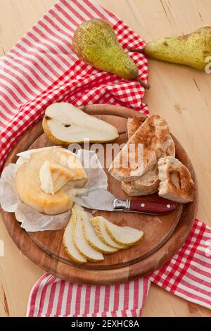 Käse, Brot und frische Birnen Stockfoto