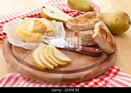 Käse, Brot und frische Birnen Stockfoto