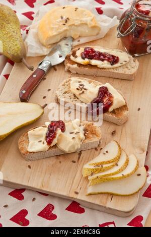 Käse, Brot und frische Birnen Stockfoto