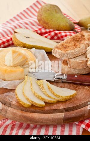 Käse, Brot und frische Birnen Stockfoto