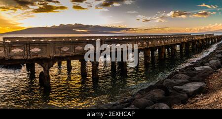 Sonnenuntergang über Lanai und dem historischen Mala Wharf, Lahaina, Maui, Hawaii, USA Stockfoto