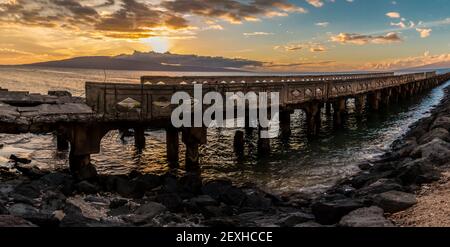 Sonnenuntergang über Lanai und dem historischen Mala Wharf, Lahaina, Maui, Hawaii, USA Stockfoto