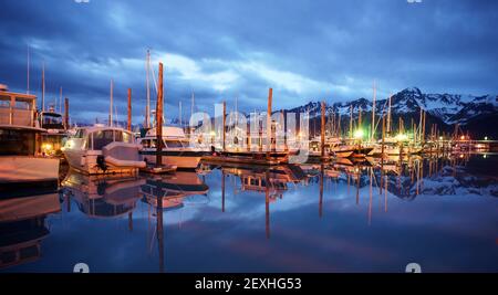 Seward Marina und Boote mitten in der Nacht glatte Wasser Stockfoto