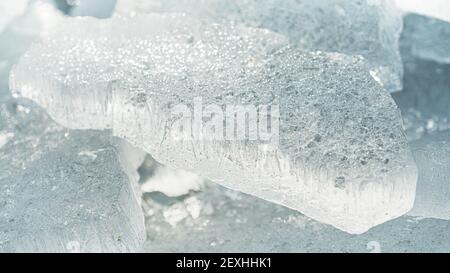 Eine Nahaufnahme von transparenten, glänzenden, klaren Eisstücken, die aus funkeln Das Sonnenlicht Stockfoto