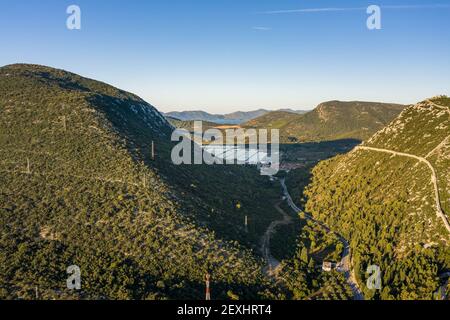 Luftdrohnenaufnahme der Stadtmauer von Ston über dem Hügel Mit Blick auf die Salzpfanne in Kroatien Sonnenaufgang Stockfoto