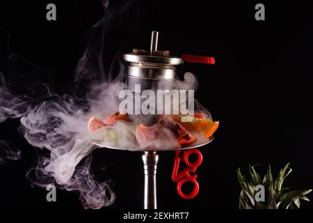 Eine Nahaufnahme einer Shisha mit Früchten auf einem Schwarzer Hintergrund Stockfoto