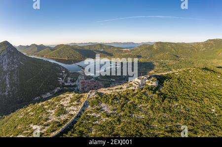 Luftdrohnenaufnahme der Festung von Stadt Ston Spitze des Hügels mit Blick auf Salzpfannen in Kroatien sonnenaufgang Stockfoto