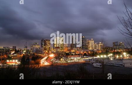 Wolkenverhangener Himmel Abend Sonnenuntergang Stadtarchitektur Landschaft Bellevue Washington Stockfoto
