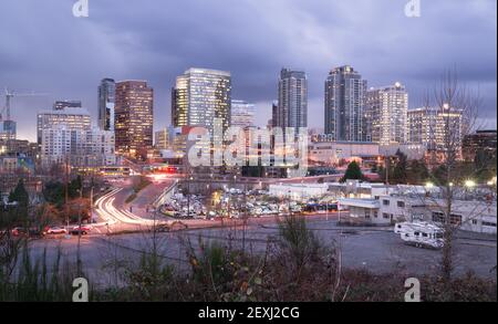 Wolkenverhangener Himmel Abend Sonnenuntergang Stadtarchitektur Landschaft Bellevue Washington Stockfoto