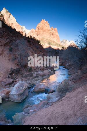 Fließt der Fluss Sunrise Glow Rocky Butte Zion Nationalpark Stockfoto