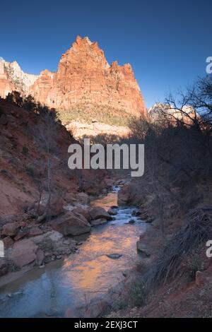 Fließt der Fluss Sunrise Glow Rocky Butte Zion Nationalpark Stockfoto