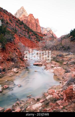 Fließt der Fluss Sunrise Glow Rocky Butte Zion Nationalpark Stockfoto