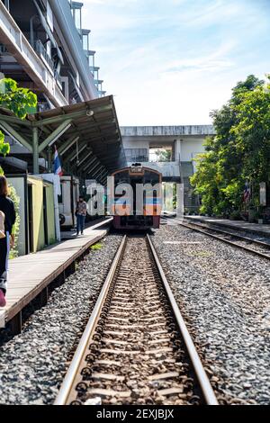 Bangkok, Thailand - 26. Sep 2020, The Environment of Ladkrabang Bahnhofsplattform mit den Einheimischen herum warteten sie auf Transpor Stockfoto