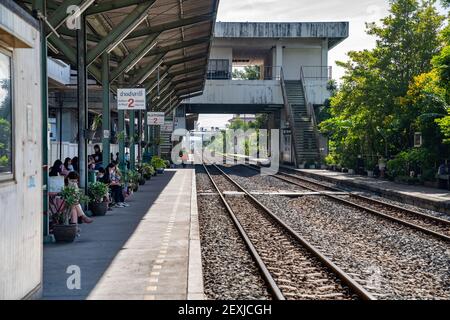 Bangkok, Thailand - 26. Sep 2020, The Environment of Ladkrabang Bahnhofsplattform mit den Einheimischen herum warteten sie auf Transpor Stockfoto