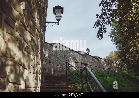 Przemysl Schloss oder Kasimir Schloss, XIV Jahrhundert ist ein Renaissance-Schloss in Przemysl, Polen. Es liegt auf dem Burgberg. Blick auf den Verteidigungsstein Stockfoto