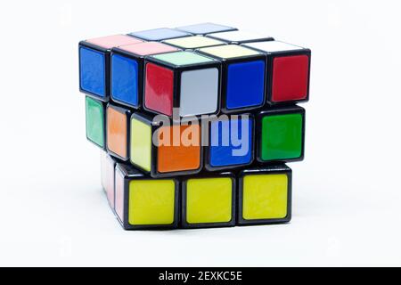 Umea, Norrland Schweden - 14. Februar 2021: Spielzeugwürfel mit vielen Farben auf weißem Hintergrund Stockfoto