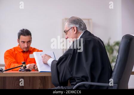 Alte Richter Treffen mit jungen Gefangenen im Gerichtsgebäude Stockfoto