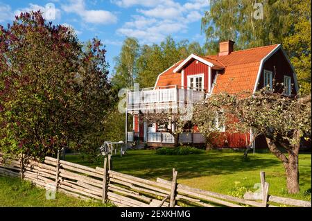 Rotes Holzhaus in Schweden Stockfoto