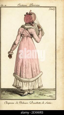 Rückansicht einer Frau in einem Samthut mit Spitze Schleier, rosa Satin kuscheligen Mantel, weißen Musselin Kleid. Chapeau de Velours, Douillette de Satin. Handkolorierter Kupferstich nach Carle Vernet aus Pierre de la Mesangeres Journal des Dames et des Modes, Magazine of Women and Fashion, Paris, an 12, 1803. Stockfoto