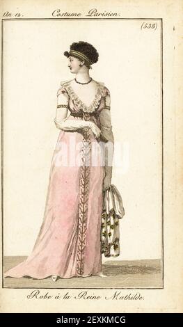 Frau in einem Kleid im Stil von Matilda von Flandern, Paris, 1804. Vielleicht, weil die zentrale gestickte Zierleiste aussieht wie eine normannische Ceinture. Sie trägt ihr kurzes Haar a la Titus fixiert mit einem Diadem. Robe a la reine Mathilde. Handkolorierter Kupferstich aus Pierre de la Mesangeres Journal des Dames et des Modes, Magazine of Women and Fashion, Paris, an 12, 1803. Illustrationen von Carle Vernet, Jean-Francois Bosio, Dominique Bosio und Philibert Louis Debucourt, gestochen von Pierre-Charles Baquoy. Stockfoto