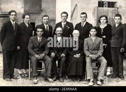 1935 Ca , Campegine , Reggio Emilia , ITALIEN : die italienischen katholischen Antifaschisten Partisanen sieben Brüder der Familie CERVI , gefoltert und von Faschisten getötet der Tag 28 dezember 1943 : ETTORE (22 Jahre), OVIDIO (25 Jahre), AGOSTINO (27 Jahre), FERDINANDO (32 Jahre), ALDO (34 Jahre), ANTENORE (39 Jahre) und GELINDO CERVI (42 Jahre). In diesem Foto im Jahr 1935 ca., die 7 Brüder mit den Eltern ALCIDE CERVI ( 1875 - 1970 ) und GENOVEFFA COCCONI ( 1876 - 1944 ) und die beiden überlebten Schwestern RINA und DIOMIRA . Postkarte aus den 50er Jahren, unbekannter Fotograf. - FRATELLI Sette 7 - WIDERSTAND - ritrat Stockfoto