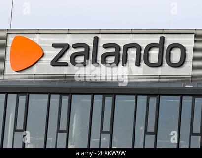 Berlin, Deutschland. März 2021, 03rd. Das Logo des Online-Händlers Zalando am Hauptsitz des Zalando Campus am Mercedes-Platz. Quelle: Jens Kalaene/dpa-Zentralbild/dpa/Alamy Live News Stockfoto