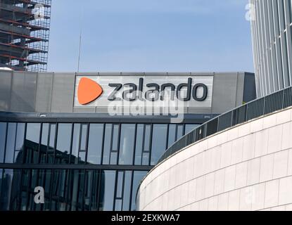 Berlin, Deutschland. März 2021, 03rd. Das Logo des Online-Händlers Zalando am Hauptsitz des Zalando Campus am Mercedes-Platz. Quelle: Jens Kalaene/dpa-Zentralbild/dpa/Alamy Live News Stockfoto