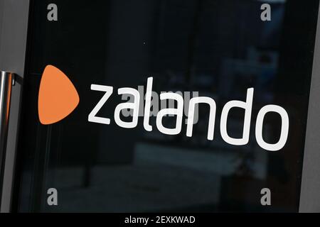 Berlin, Deutschland. März 2021, 03rd. Das Logo des Online-Händlers Zalando auf dem Zalando Campus am Mercedes-Platz. Quelle: Jens Kalaene/dpa-Zentralbild/dpa/Alamy Live News Stockfoto