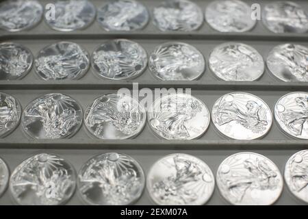 Produktion von 1 Unze Silber Adler Anlagemünzen in der West Point Mint am 19. Februar 2014 in West Point, New York. Die West Point Mint ist die Hauptproduktionsstätte für die Goldbarren und Gold-, Silber- und Platinmünzen der US-Regierung. Foto: Kristoffer Tripplaar/ Sipa USA