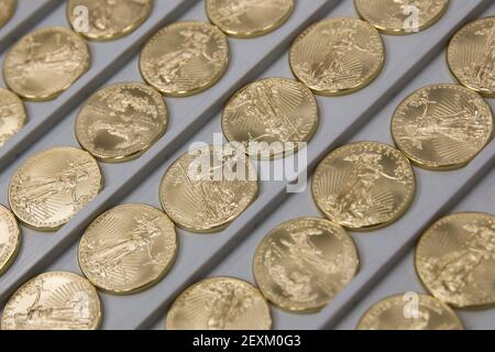 Produktion von 1 Unzen Gold Eagle Anlagemünzen in der West Point Mint am 19. Februar 2014 in West Point, New York. Die West Point Mint ist die Hauptproduktionsstätte für die Goldbarren und Gold-, Silber- und Platinmünzen der US-Regierung. Foto: Kristoffer Tripplaar/ Sipa USA