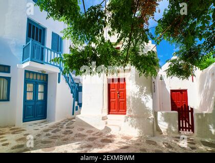 Romantische traditionelle enge gepflasterte Straßen, schöne kleine Plätze der griechischen Inselstädte. Weiß getünchte Häuser, kleine Kapellen. Mykonos, Griechenland. Stockfoto